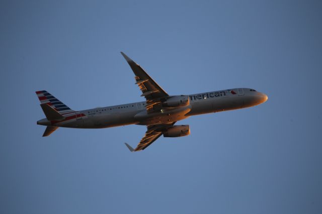 Airbus A321 (N102NN)