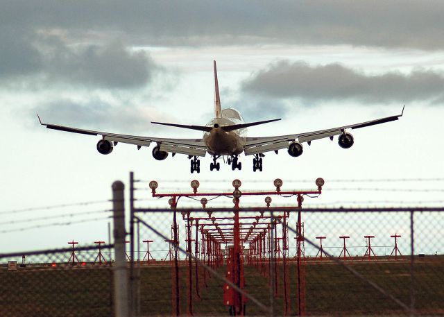 — — - Landing on runway 26R.