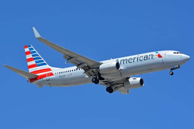 Boeing 737-800 (N960NN) - American Boeing 737-823 N960NN at Phoenix Sky Harbor on September 16, 2017. It first flew on October 23, 2014. Its construction number is 33330. It was delivered to American on November 7, 2014.