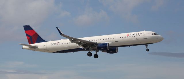 Airbus A321 (N371DN) - On approach to MIA on the afternoon of the 17th of September, 2020.