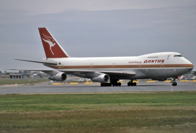 Boeing 747-200 (VH-EBH) - QANTAS - BOEING 747-238B - REG : VH-EBH (CN 20842/238) - ADELAIDE INTERNATIONAL AIRPORT SA. AUSTRALIA - YPAD 6/7/1984