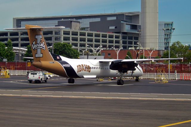 de Havilland Dash 8-100 (N400QX)