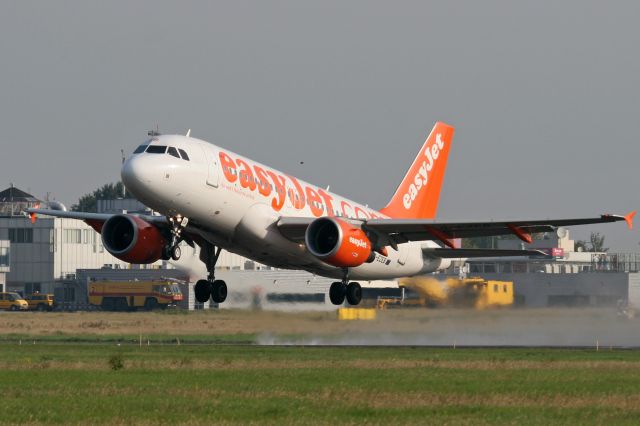 Airbus A320 (G-EZEB) - The favorite Dutch colour.