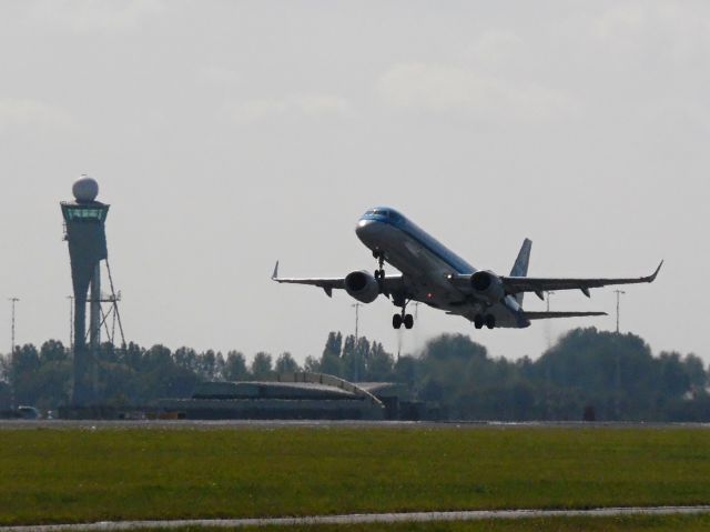 Embraer ERJ-190 (PH-EZO)