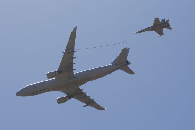 — — - 2019 Edinburgh Air Show - Mid Air Refuelling Demo