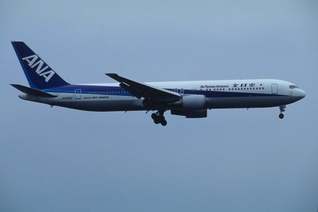 BOEING 767-300 (JA8362) - Final Approach to Tokyo-Haneda Intl Airport Rwy22 on 1995/0611