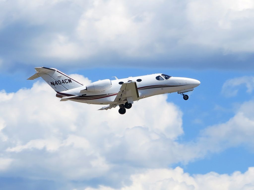 Cessna Citation Mustang (N404CM) - Take off runway 22.