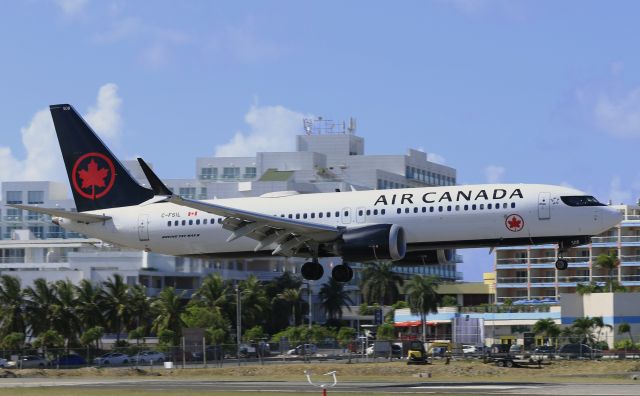 Boeing 737 MAX 8 (C-FSIL)