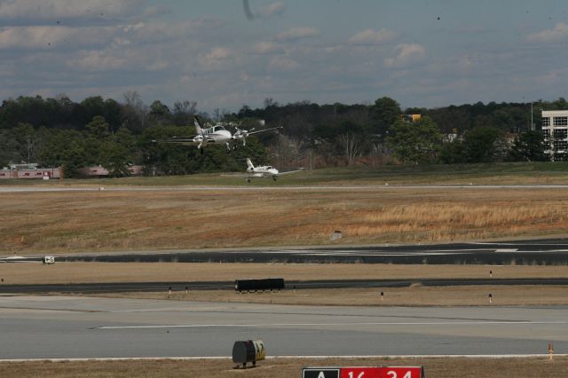 Cessna Citation CJ2+ (N251KD) - Next to each other, N251KD lands on 20l while N14CE lands on 20R