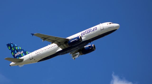 Airbus A320 (N527JL) - Shortly after departure is this 2001 jetBlue Airbus A320-232 from the Summer of 2020.