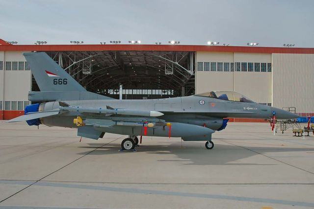 Lockheed F-16 Fighting Falcon (80-3666) - Norwegian Air Force General Dynamics F-16A Fighting Falcon 80-3666 at Edwards Air Force Base om October 21, 2005.