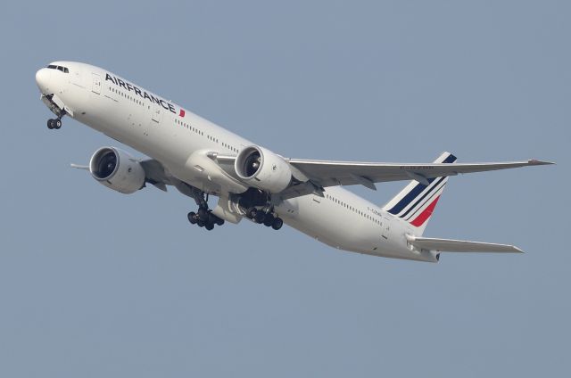 BOEING 777-300 (F-GZNR) - AFR 015 to Paris departing off of 31L