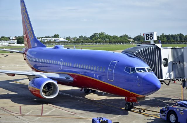 Boeing 737-700 (N408WN) - N408WN Southwest Airlines 2001 Boeing 737-7H4 C/N 27895br /br /Louis Armstrong New Orleans International Airport (IATA: MSY, ICAO: KMSY, FAA LID: MSY)br /TDelCorobr /May 12, 2013