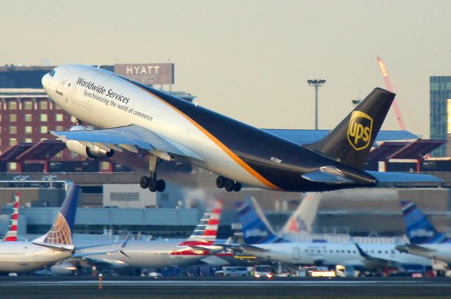 Airbus A300F4-600 (N133UP) - UPS 4017 to Louisville lifting off of 22R