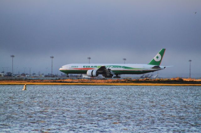 BOEING 777-300ER (B-16702) - 8/2/10