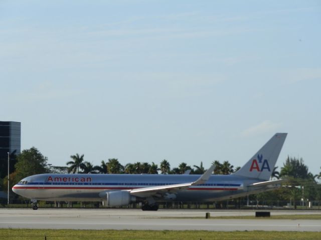 BOEING 767-300 (N391AA)