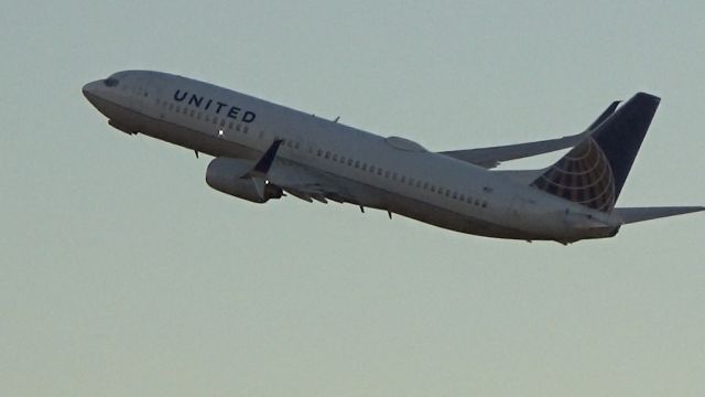 Boeing 737-800 (N37281) - United 2215 blasts out of Champaign bound for Columbus/Rickenbacker Intl (KLCK). This aircraft had the Ohio State Buckeyes onboard!