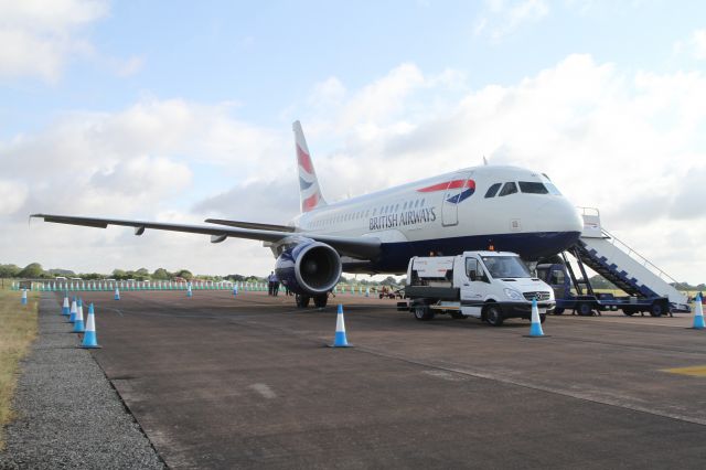 Airbus A318 (G-EUNB)