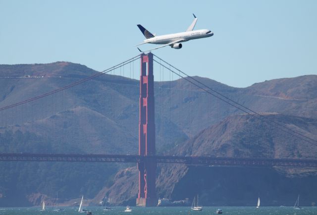 Boeing 757-200 (N544UA) - A United 757 performs during fleet week in San Francisco. The Golden Gate Bridge can be seen in the background as the aircraft turns towards show center.