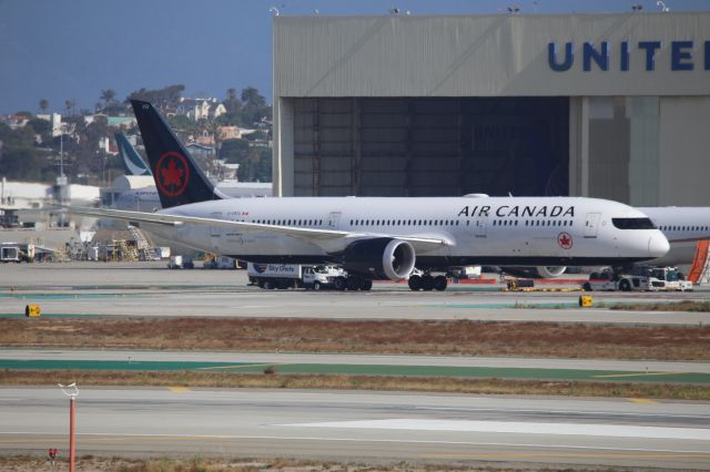Boeing 787-9 Dreamliner (C-FRTU)