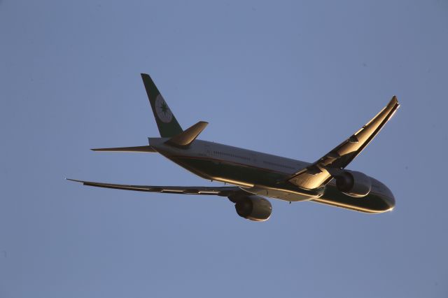 BOEING 777-300ER (B-16718)