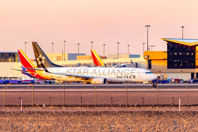 Boeing 737-800 (N76516) - United Airlines 737-800 in Star Alliance special livery taxiing at PHX on 12/18/22. Taken with a Canon R7 and Tamron 70-200 G2 lens.