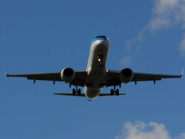 Embraer ERJ-190 (PH-EZM)