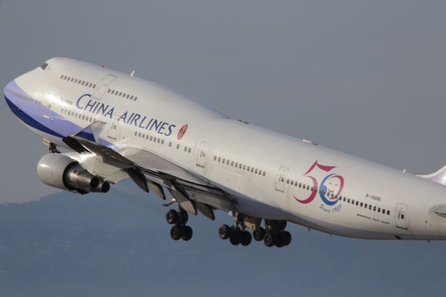 Boeing 747-400 (B-18208)