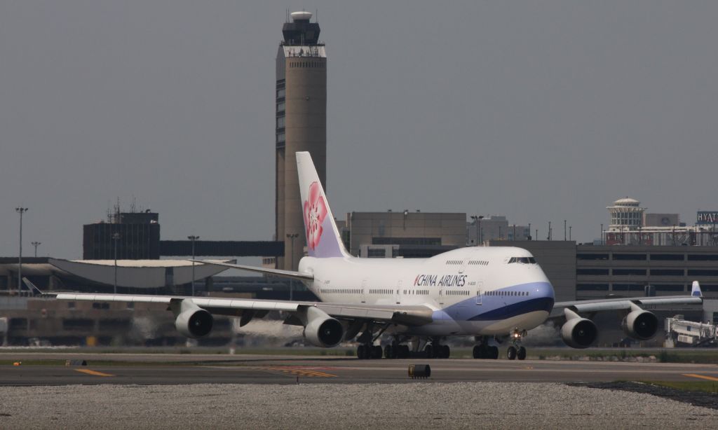 Boeing 747-400 (B-18208)