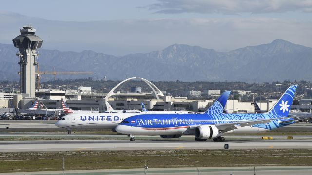 Boeing 787-9 Dreamliner (F-OTOA) - Arriving at LAX on 25L