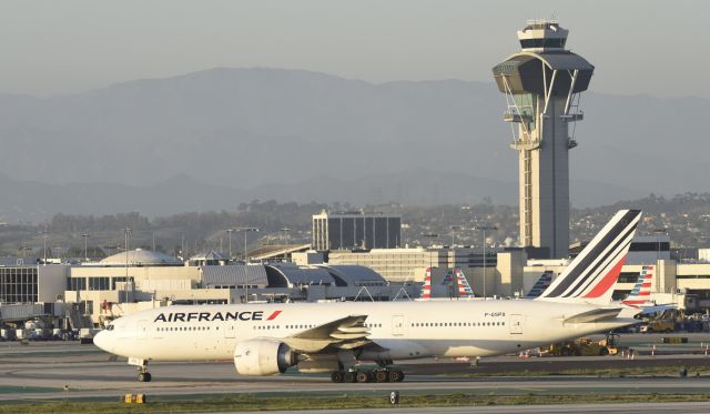 Boeing 777-200 (F-GSPX) - Taxiing to gate after landing on 25L at LAX