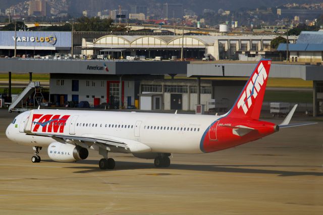 Airbus A321 (PT-MXN)
