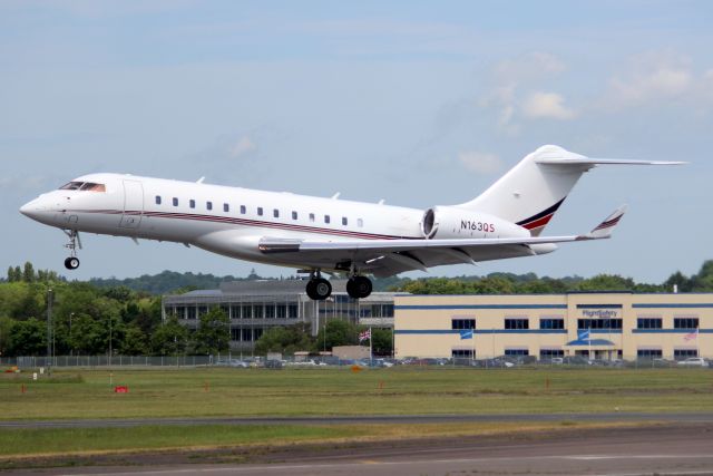 Bombardier Global Express (N163QS) - NetJets Aviation Global 6000 on short finals for rwy 24 on 17-May-22 arriving from KSFO.