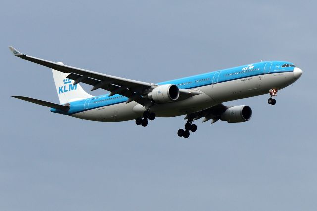 Airbus A330-300 (PH-AKE) - 'KLM 617' arriving from Amsterdam Schiphol Airport