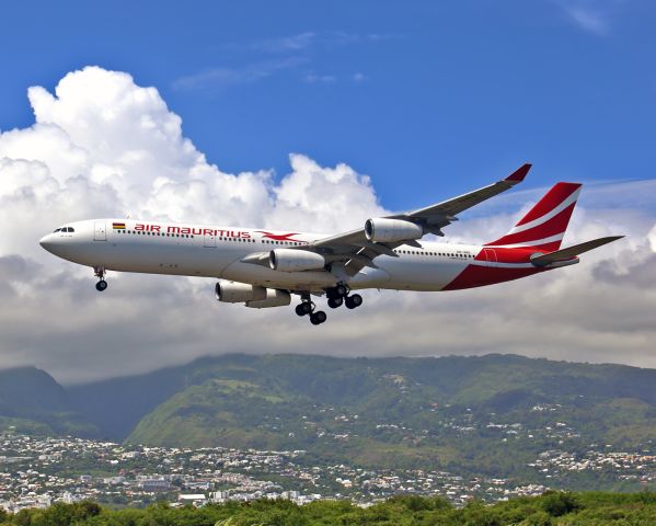 Airbus A340-300 (3B-NBE) - Landing St Denis...
