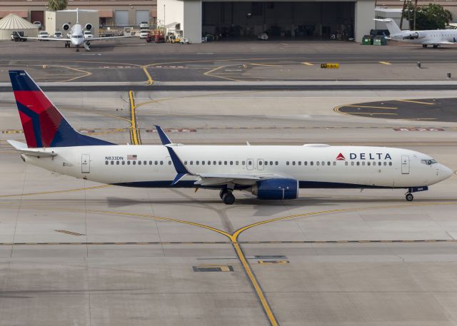 Boeing 737-900 (N833DN)