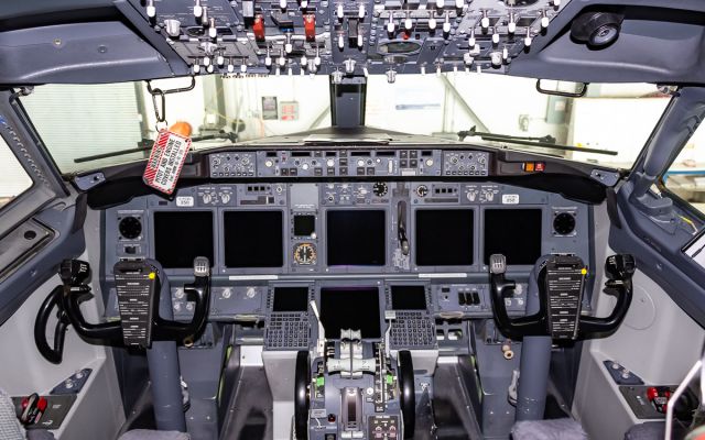Boeing 737-700 (C-FCWJ)