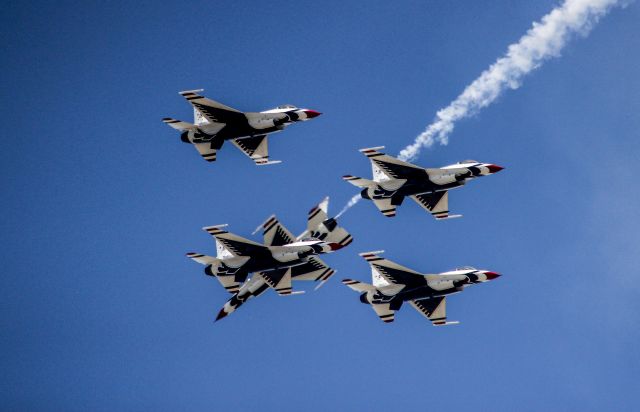 Lockheed F-16 Fighting Falcon — - Fairchild Skyfest 2014 Thunderbirds Routine