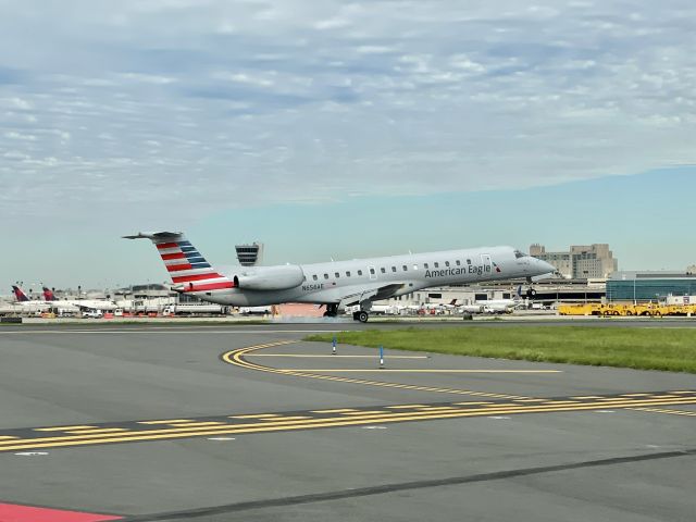 Embraer ERJ-145 (N656AE)