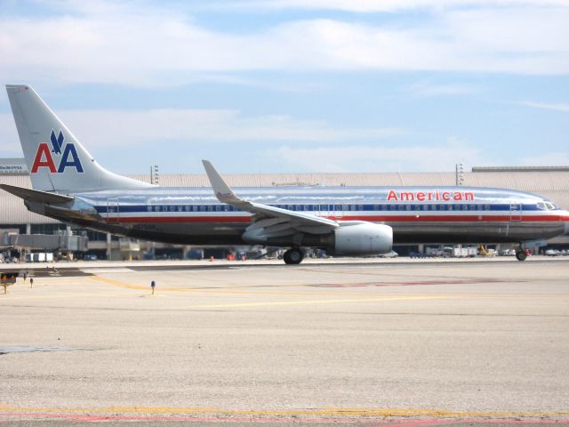 Boeing 737-800 (N975AN) - Holding on RWY 19R