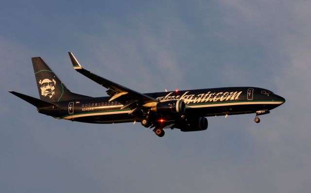 Boeing 737-800 (N548AS) - Landing at Sea-Tac