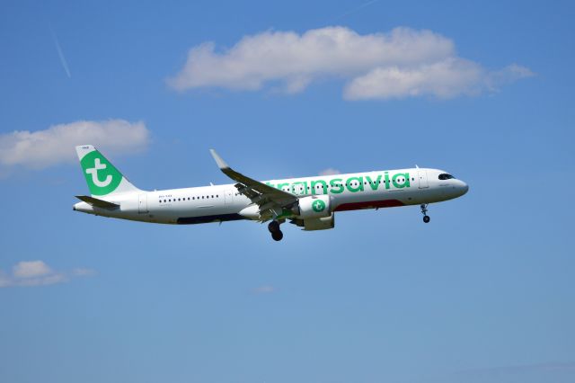 Airbus A321neo (PH-YHX) - Transavia Airbus A321-251NX landing at AMS 13.49 hrs (GMT) 09May25