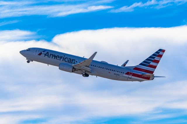 Boeing 737-800 (N968NN) - American Airlines 737-800 taking off from PHX on 11/5/22. Taken with a Canon 850D and Tamron 70-200 G2 lens.