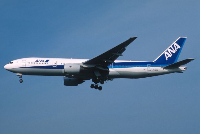 Boeing 777-200 (JA705A) - Final Approach to Narita Intl Airport Rwy34L on 2003/08/03