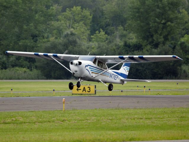 Cessna Skyhawk (N474EP) - Take off runway 26.