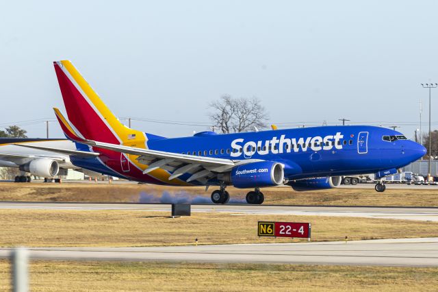 Boeing 737-700 (N7865A) - Touchdown on 22