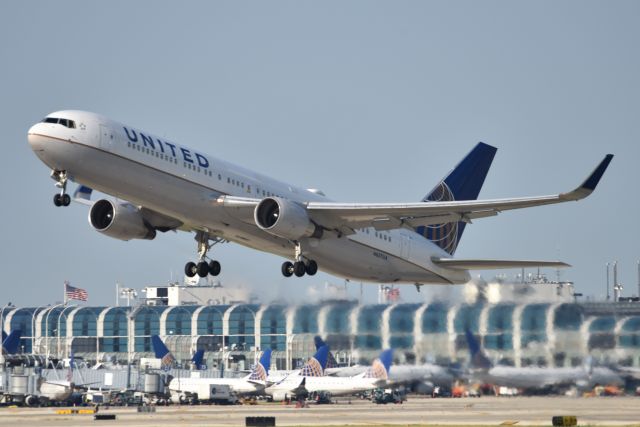 BOEING 767-300 (N657UA)