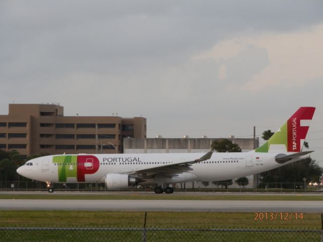 Airbus A330-200 (CS-TOL)