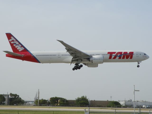 BOEING 777-300ER (PT-MUH)