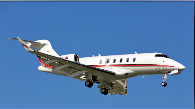 Bombardier Challenger 300 (N776QS) - Netjets new livery